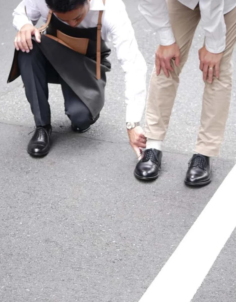 歩道で革靴のフィットを確認する様子