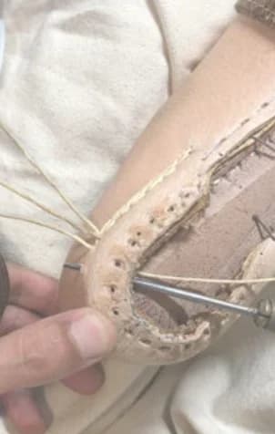 手縫いで底付けをする作業