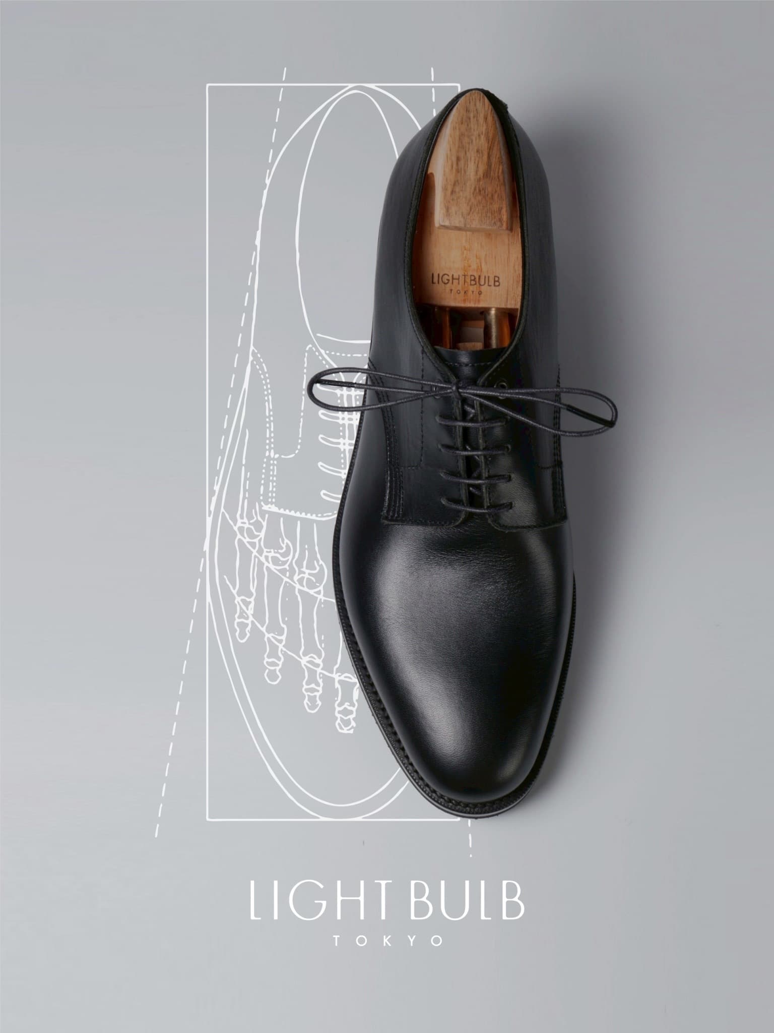 木型を入れたLIGHT BULBのプレーンダービーと足の骨格線画
